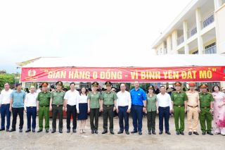 Công an Quảng Ninh tổ chức “Gian hàng 0 đồng - Vì bình yên Đất Mỏ” và ra quân Chiến dịch Thanh niên tình nguyện hè năm 2026