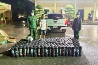 Quảng Ninh: Phát hiện 200 bình khí cười nghi không rõ xuất xứ