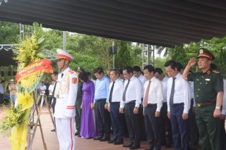Lãnh đạo thành phố Hà Nội dâng hương, tri ân các anh hùng liệt sĩ tại Quảng Trị