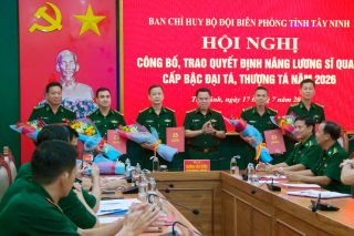 Bộ đội Biên phòng tỉnh Tây Ninh công bố, trao quyết định nâng lương sĩ quan cấp bậc Đại tá, Thượng tá