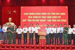 Tỉnh Bắc Ninh trao tặng 500 triệu đồng ủng hộ Quỹ "Đền ơn đáp nghĩa" tỉnh Cao Bằng