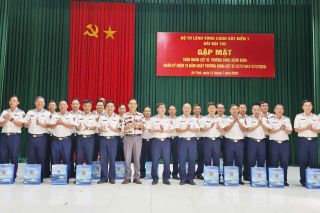 Hải đội 102 gặp mặt, tặng quà thân nhân gia đình liệt sĩ, thương binh, bệnh binh