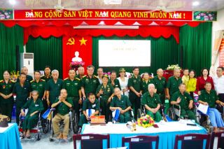 Bộ Tư lệnh TP.HCM trao quà tri ân tại Trung tâm Điều dưỡng thương binh và người có công Long Đất