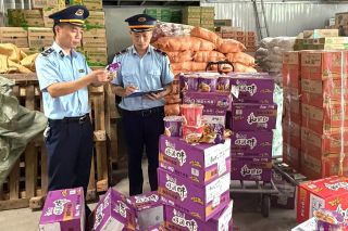 Lạng Sơn: Đội QLTT số 1 thu giữ hơn 1.000 sản phẩm mì ăn liền không rõ nguồn gốc