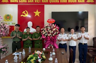 Hải đội 102 thăm, tặng hoa chúc mừng lực lượng Công an nhân dân nhân ngày truyền thống