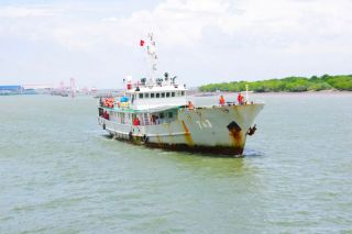 Bộ đội Biên phòng TP.HCM tiếp nhận ngư dân bị nạn trên biển