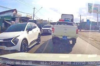 Đắk Lắk: Cán bộ CSGT hỗ trợ dẫn đường giúp người bị thương nặng đến bệnh viện cấp cứu