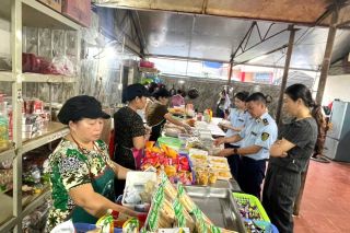 Cao Bằng: Tăng cường kiểm soát cơ sở kinh doanh bánh kẹo, đồ chơi khu vực trường học
