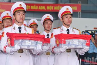 [Ảnh] Bàn giao 13.563 mẫu hài cốt liệt sĩ ra Hà Nội phục vụ giám định ADN xác định danh tính