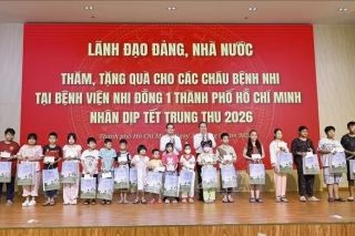 Chủ tịch Quốc hội thăm, động viên các bệnh nhi tại Bệnh viện Nhi đồng 1