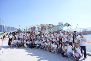 Cầu đi bộ qua sông Sài Gòn hợp long thành công sau 8 giờ thi công