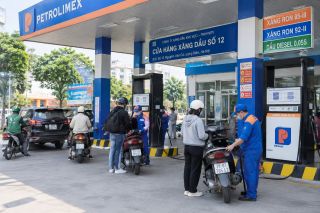 Giá xăng dầu hôm nay 23/10: Giá dầu tăng vọt