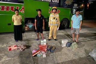 Quảng Ninh: Lực lượng CSGT phát hiện, tạm giữ hơn 500 bao thuốc lá nhập lậu vận chuyển trên xe khách