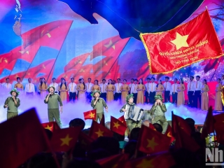 [Ảnh] Khoảnh khắc ấn tượng trong chương trình "Dưới lá cờ quyết thắng" tại điểm cầu Điện Biên