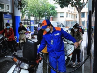 Từ 15h hôm nay, giá xăng RON 95 giảm gần 700 đồng/lít, dầu diesel giảm 90 đồng/lít