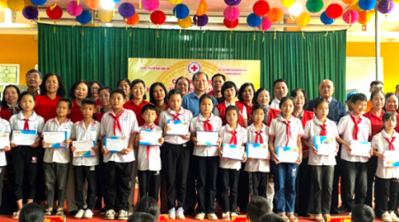 Lạng Sơn: Trao tặng quà cho học sinh Trường Tiểu học xã Thành Hòa