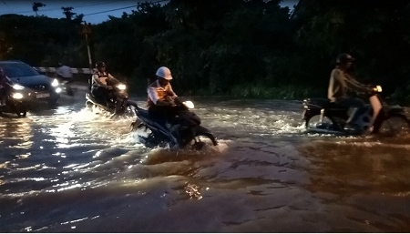 TP. HCM: Triều cường dâng cao, người dân ngâm mình trong nước