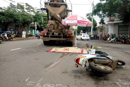 Đắk Lắk: Một nữ nhân viên ngân hàng bị xe trộn bê tông “cán” tử vong