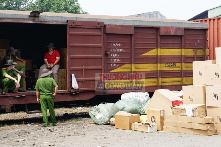 Bình Dương: Phát hiện tàu chở 7.200 viên pháo hoa nhập lậu