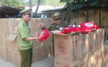 Lạng Sơn: Bắt giữ lô hàng bánh qui ngoại nhập lậu