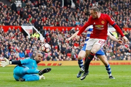 Rooney sẽ phá kỷ lục ghi bàn của Sir Bobby Charlton ở MU