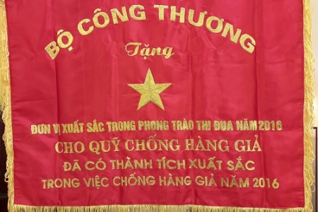 Quỹ Chống hàng giả nhận Cờ thi đua của Bộ Công thương