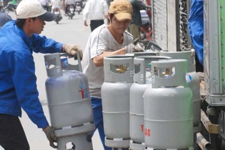 Giá gas bán lẻ tăng 28.000 đồng mỗi bình 12 kg