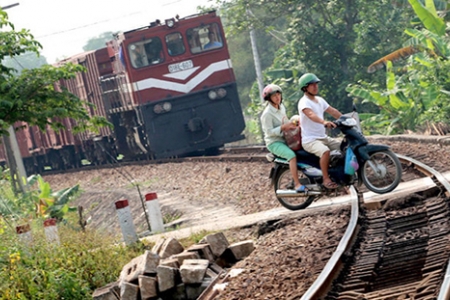 Phó Thủ tướng Trương Hòa Bình yêu cầu xóa bỏ các lối đi dân sinh ngang qua đường sắt