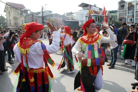 “Thích thú” lễ hội thanh niên mặc váy, trang điểm múa điệu đánh bồng