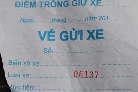 Hà Nội: Sẽ xử lý nghiêm việc thu phí gửi xe bằng viết tay