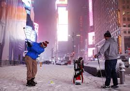 Bất chấp bão tuyết, hai người đàn ông chơi golf tại Time Square Kết thúc cuộc trò chuyện