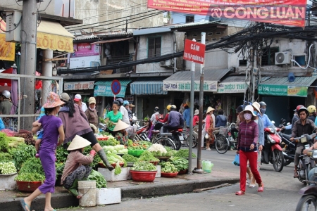 TP. HCM: Chợ tự phát lấn át lòng đường