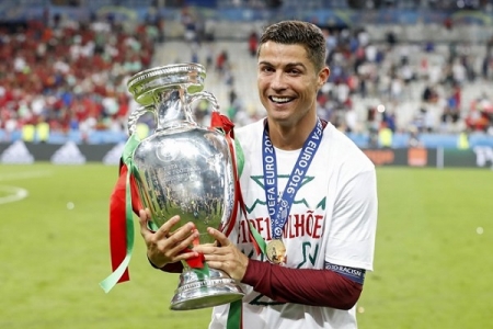 Cầu thủ xuất sắc nhất Bồ Đào Nha năm 2016: Vinh danh Ronaldo