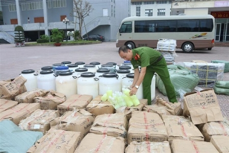 Hà Tĩnh: Bắt giữ xe tải chở số lượng lớn hàng điện tử Trung Quốc