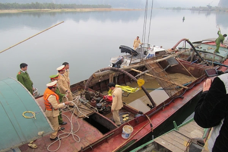 Bắt 13 phương tiện khai thác, vận chuyển cát trái phép trên sông Hồng