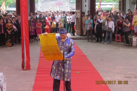 Hàng nghìn du khách tham dự lễ hội Đền - Đình Kim Liên