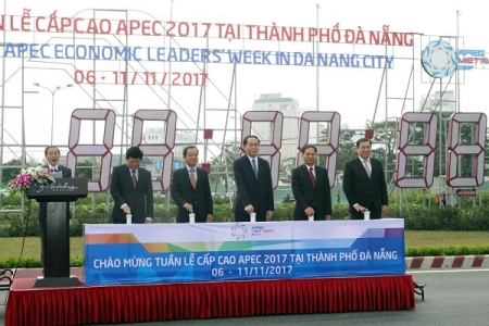 Chủ tịch nước bấm nút đồng hồ chào mừng APEC 2017