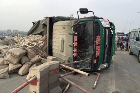 Xe tải lật giữa cầu, giao thông ùn tắc nghiêm trọng