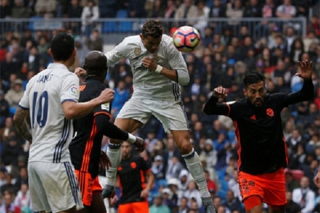 La Liga: Ronaldo đá hỏng penalty, Real thắng nhọc Valencia