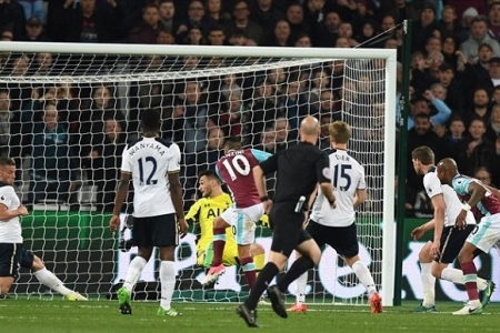 Premier League: Gục ngã trước West Ham, Tottenham hụt hơi trong cuộc đua vô địch