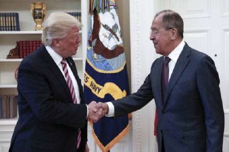 Làm thế nào truyền thông Nga “lọt” được vào họp kín Trump – Lavrov?