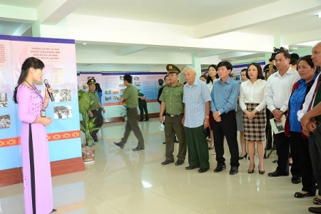 Gia Lai: Triển lãm ảnh “ Chủ tịch Hồ Chí Minh với thế hệ trẻ”