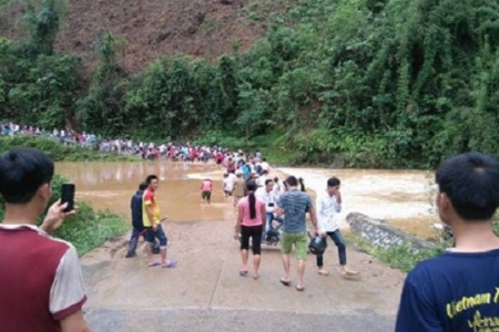 Phú Thọ: Lũ lớn cuốn trôi ô tô, 1 người tử vong