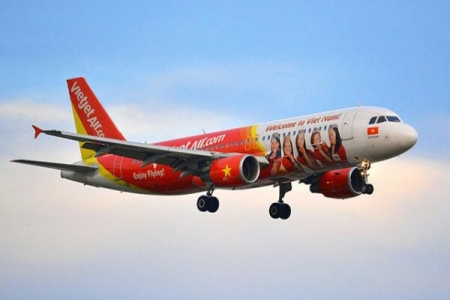 Vietjet Air khởi hành trễ 8 tiếng do vết cắt ở lốp