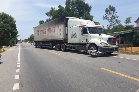 Hà Tĩnh: Xe máy tông vào container khiến một học sinh tử vong