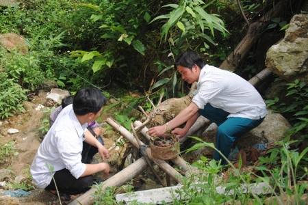 Dưới chân đập thủy điện: Những căn nhà không ánh sáng