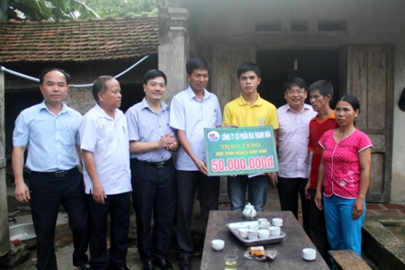 Thanh Hóa: Trao học bổng cho học sinh đạt điểm tuyệt đối 3 môn xét điểm ĐH