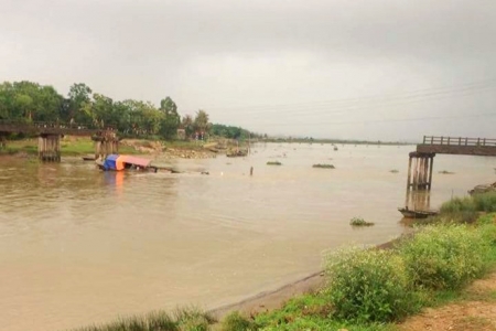 Thanh Hóa: Tàu chở cát đâm gãy cầu sông Hoàng