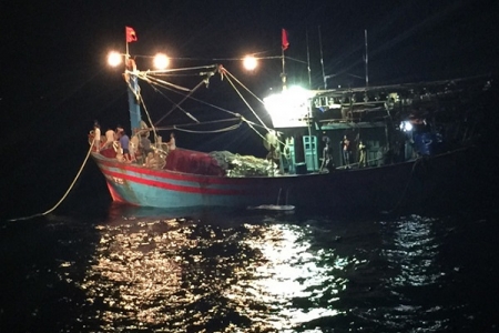 Nghệ An: Cứu hộ thành công tàu cá cùng 17 ngư dân gặp nạn trên biển