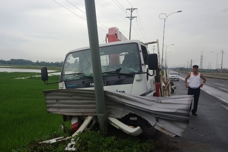 Vĩnh Phúc: Xe Thanh tra giao thông đâm vào cột đèn, hàng loạt cọc tiêu bị gãy